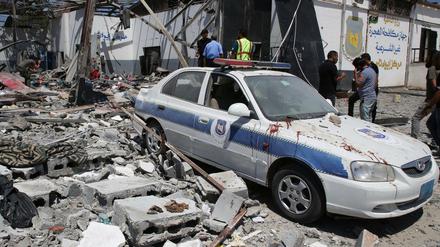 Trümmerteile des zerstörten Internierungslager in Tadschura in Libyen nach einem Luftangriff.