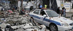 Trümmerteile des zerstörten Internierungslager in Tadschura in Libyen nach einem Luftangriff. 