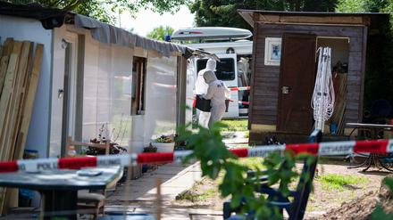Ermittler durchsuchen eine Parzelle auf dem Campingplatz in Lügde.