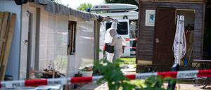 Ermittler durchsuchen eine Parzelle auf dem Campingplatz in Lügde.