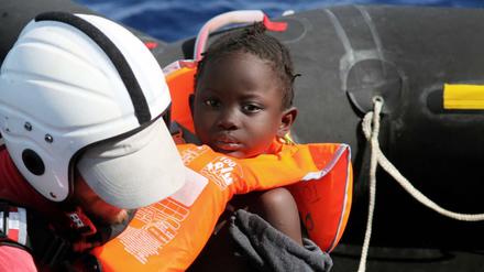 Gerettetes Kind an Bord eines Schiffes der Organisation Liveboat