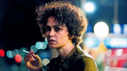 Vorbild Philip Marlowe. Melika Foroutan als eigenwillige TV-Ermittlerin Louise Boni mit Kippe, das lief am Freitag im Ersten. Ein seltenes Bild im deutschen Fernsehen.