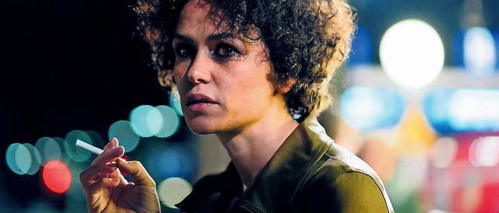 Vorbild Philip Marlowe. Melika Foroutan als eigenwillige TV-Ermittlerin Louise Boni mit Kippe, das lief am Freitag im Ersten. Ein seltenes Bild im deutschen Fernsehen.