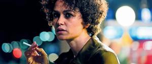 Vorbild Philip Marlowe. Melika Foroutan als eigenwillige TV-Ermittlerin Louise Boni mit Kippe, das lief am Freitag im Ersten. Ein seltenes Bild im deutschen Fernsehen.