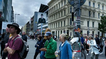 Grenzgänger. Für Touristen ist ein Besuch am Checkpoint Charlie ein Muss. Demnächst soll hier gebaut werden – zu den Plänen darf sich jeder äußern.