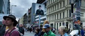 Grenzgänger. Für Touristen ist ein Besuch am Checkpoint Charlie ein Muss. Demnächst soll hier gebaut werden – zu den Plänen darf sich jeder äußern.