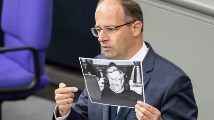 Der CDU-Abgeordnete Michael Brand hält im Bundestag ein Bild des ermordeten Walter Lübcke hoch.