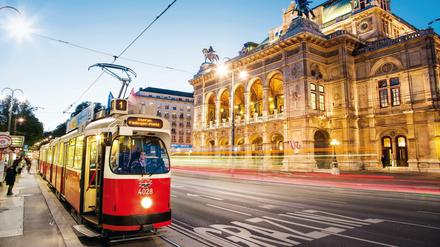 Eine Jahreskarte für die Wiener Straßenbahn (und den restlichen öffentlichen Nahverkehr) kostet 365 Euro.