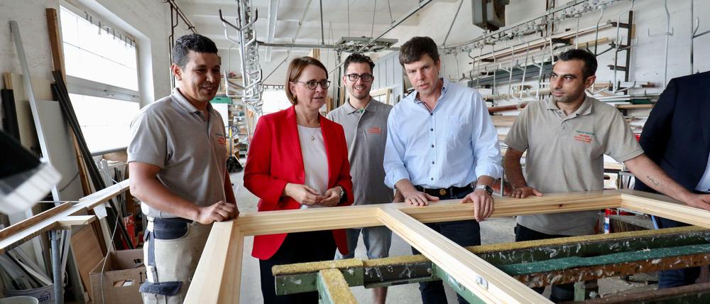Fenster nach Sachsen: Firmenchef Dirk Frenzel (2.v.r.) mit Staatsministerin Widmann-Mauz, dem Auszubildenden Mohamed Hamza Karami (hinten) und seinen Angestellten Aziz Boutfousste (links) und Youssef Haitham.