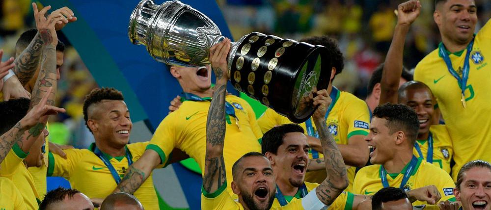 Geschafft. Brasiliens Kapitän Dani Alves stemmt den Siegerpokal in die Höhe.