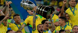 Geschafft. Brasiliens Kapitän Dani Alves stemmt den Siegerpokal in die Höhe.