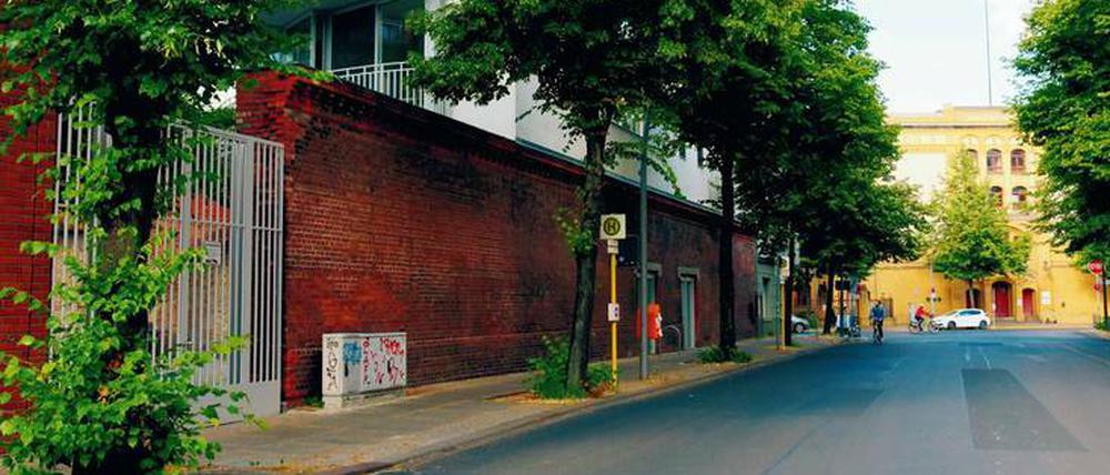 In der Hannoverschen Straße in Mitte steht der letzte Rest der alten Zollmauer, integriert in einen Neubau aus den Neunzigern. 