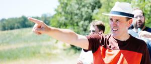 Der Spitzenkandidat der Brandenburger CDU, Ingo Senftleben, hört auf seiner Wahlkampfwandertour den Ingo-Song.