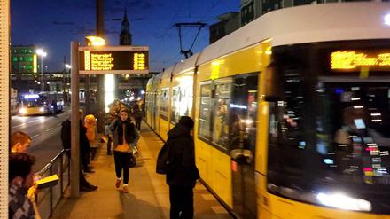 Niedrigschwelliges Angebot. Straßenbahn, U-Bahnen, Busse und S-Bahnen sollen nach dem Willen der Koalition billiger werden.