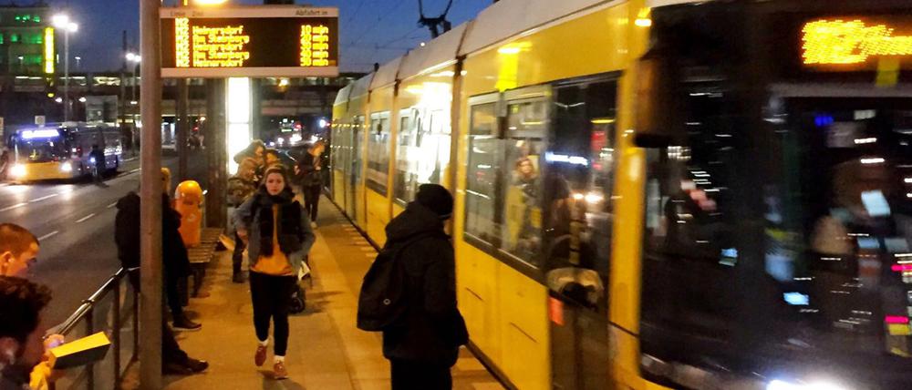 Niedrigschwelliges Angebot. Straßenbahn, U-Bahnen, Busse und S-Bahnen sollen nach dem Willen der Koalition billiger werden.