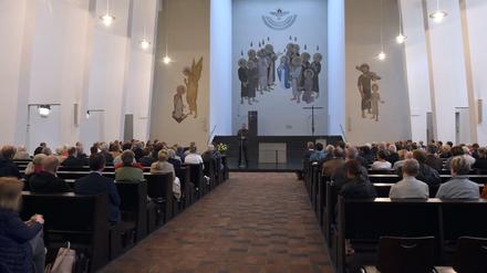 Ein emeritierter Pfarrer hatte bei einer Predigt sinngemäß gesagt, es solle auch Vergebung für Priester geben, die sexuellen Missbrauch begangen haben.