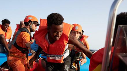 Diese Flüchtlinge sind von Mitgliedern der Rettungsorganisation Sea-Eye von deren Hilfsschiff "Alan Kurdi" aus gerettet worden. 