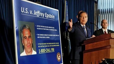 Geoffrey Berman, Staatsanwalt von New York, spricht während einer Pressekonferenz zum Fall des Milliardärs Epstein. Dutzende minderjährige Mädchen soll der US-Milliardär Jeffrey Epstein laut Vorwürfen der New Yorker Staatsanwaltschaft missbraucht haben.