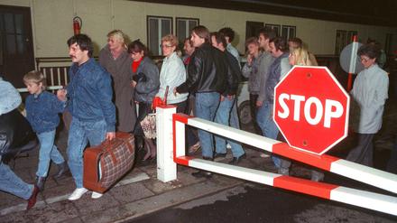 Ost-Berliner passieren in der Nacht auf den 10. November 1989 ohne Kontrolle einen Grenzübergang nach West-Berlin. 