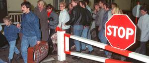Ost-Berliner passieren in der Nacht auf den 10. November 1989 ohne Kontrolle einen Grenzübergang nach West-Berlin. 
