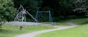 In der Nähe dieses Spielplatzes ist eine junge Frau von einer Gruppe Jugendlicher überfallen und sexuell missbraucht worden. 