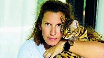 Tanja Nikolic mit einer ihrer Bengalkatzen.