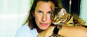 Tanja Nikolic mit einer ihrer Bengalkatzen.