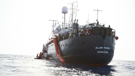 Flüchtlinge werden vor der Küste von Libyen von Mitgliedern der Rettungsorganisation Sea-Eye auf das Hilfsschiff "Alan Kurdi" gebracht.
