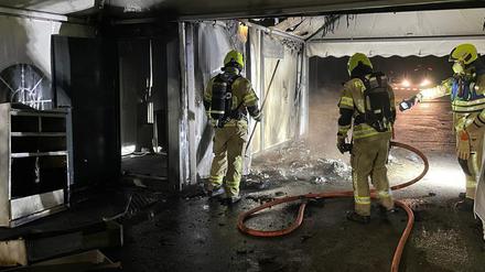 Die Feuerwehr bei den Löscharbeiten nach dem Brandanschlag auf das Testzentrum. Es war nicht der erste Brand Testzentren in der Gegend im Münsterland.