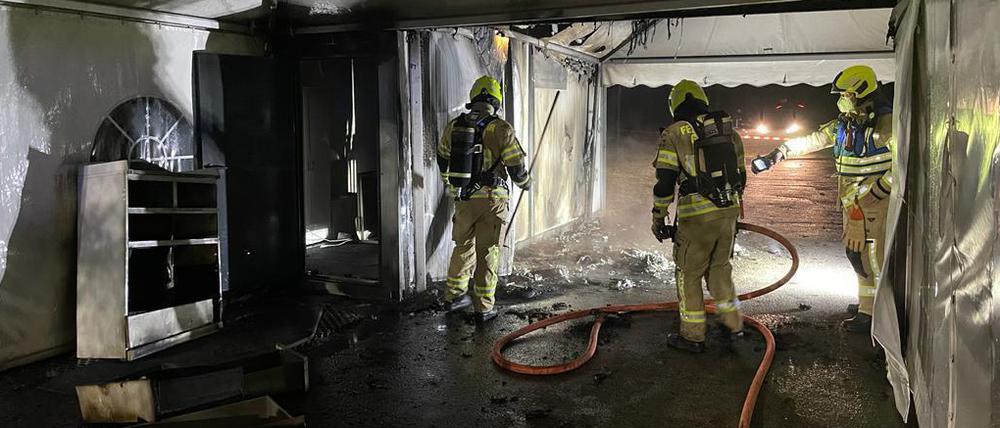 Die Feuerwehr bei den Löscharbeiten nach dem Brandanschlag auf das Testzentrum. Es war nicht der erste Brand Testzentren in der Gegend im Münsterland.