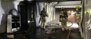 Die Feuerwehr bei den Löscharbeiten nach dem Brandanschlag auf das Testzentrum. Es war nicht der erste Brand Testzentren in der Gegend im Münsterland.