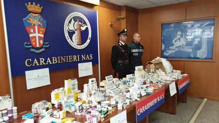 Jetzt kommt alles auf den Tisch: Das von den Carabinieri herausgegebene Foto zeigt beschlagnahmte Dopingmittel nach der Anti-Doping-Razzia „Operation Viribus“. Die Polizisten sind zum Schutz ihrer Persönlichkeitsrechte unkenntlich gemacht.