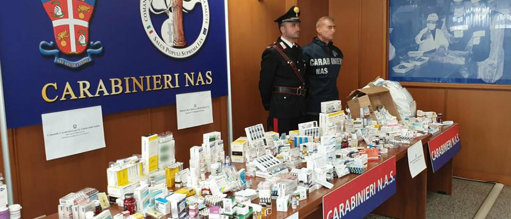 Jetzt kommt alles auf den Tisch: Das von den Carabinieri herausgegebene Foto zeigt beschlagnahmte Dopingmittel nach der Anti-Doping-Razzia „Operation Viribus“. Die Polizisten sind zum Schutz ihrer Persönlichkeitsrechte unkenntlich gemacht. 