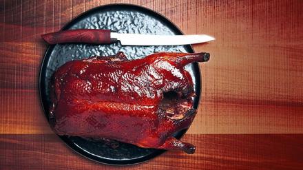 Die Peking-Ente und wie sie sich vor dem Tranchieren präsentiert 
