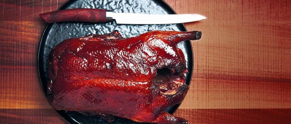 Die Peking-Ente und wie sie sich vor dem Tranchieren präsentiert 
