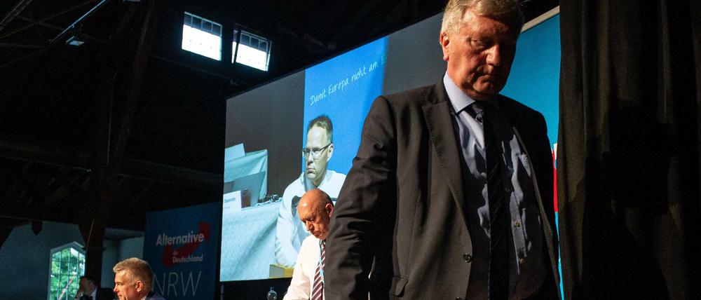 Helmut Seifen, bisheriger Landesvorsitzender der NRW-AfD, verlässt nach seinem Rücktritt das Podium beim Landesparteitag der nordrhein-westfälischen AfD. 
