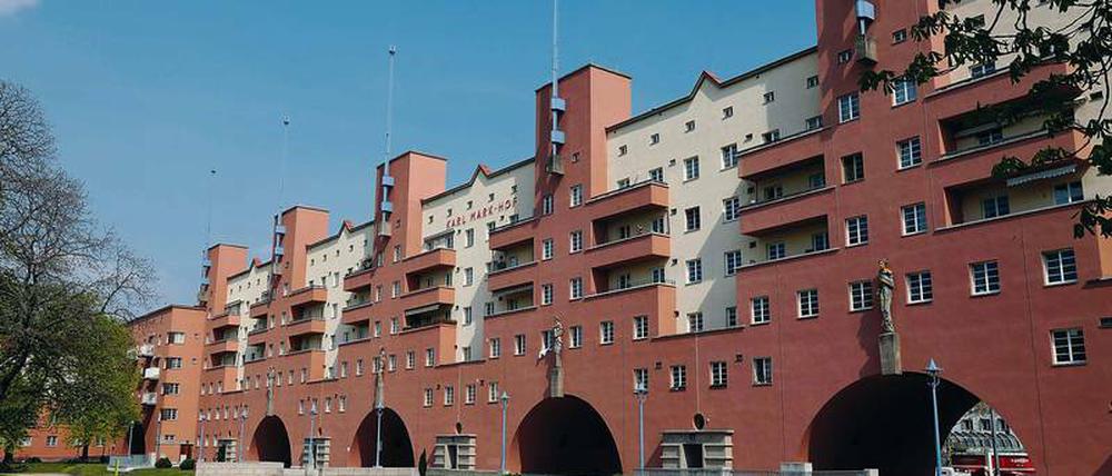 Der „Karl-Marx-Hof“ wurde 1930 nach drei Jahren Bauzeit auf schwierigem Gelände fertiggestellt.