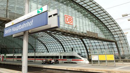 Ein Zug steht an einem Gleis des Hauptbahnhofs.