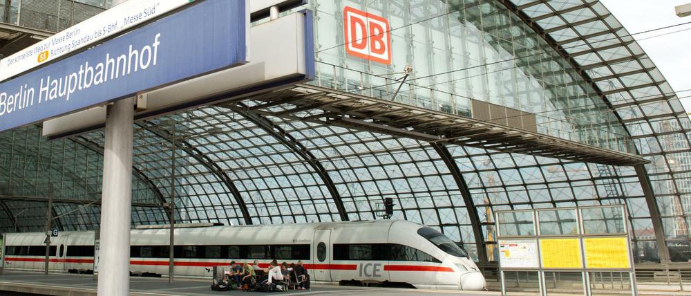 Ein Zug steht an einem Gleis des Hauptbahnhofs.