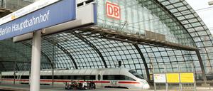 Ein Zug steht an einem Gleis des Hauptbahnhofs.