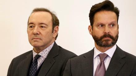 Kevin Spacey, hier mit seinem Anwalt Alan Jackson, ist angeklagt wegen sexueller Nötigung in Nantucket im US-Bundesstaat Massachusetts.