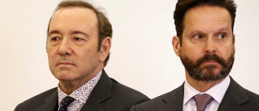 Kevin Spacey, hier mit seinem Anwalt Alan Jackson, ist angeklagt wegen sexueller Nötigung in Nantucket im US-Bundesstaat Massachusetts.