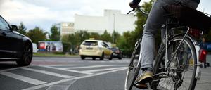 Einem Radfahrer wurde die Tasche aus seinem Fahrradkorb gestohlen.