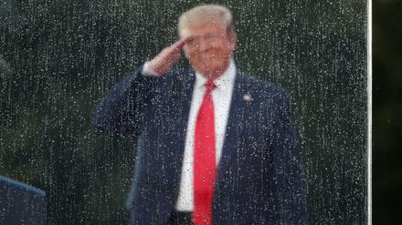 Hinter Glas: US-Präsident Donald Trump im verregneten Washington.