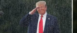 Hinter Glas: US-Präsident Donald Trump im verregneten Washington.