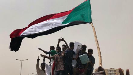 Demonstranten protestieren gegen den Militärrat.