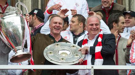 Der Pokal links ist eh der Wertvollste, Kalle. Der Vorstandsvorsitzende des FC Bayern München, Karl-Heinz Rummenige (l) und der Präsident des FC Bayern München, Uli Hoeneß im Jahr 2015.