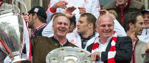Der Pokal links ist eh der Wertvollste, Kalle. Der Vorstandsvorsitzende des FC Bayern München, Karl-Heinz Rummenige (l) und der Präsident des FC Bayern München, Uli Hoeneß im Jahr 2015.