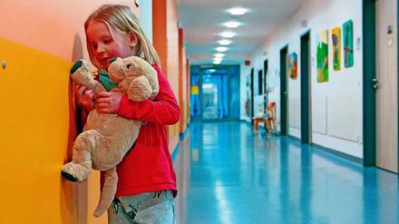 Viele Public-Value-Inhalte – wie die kontroverse Dokumentation „Elternschule“ – erreichen durch ihre späte Programmierung nur noch eine Minderheit der arbeitenden Bevölkerung. Ansonsten setzen ARD und ZDF nicht anders als die kommerziellen Sender auf Massentauglichkeit, kritisiert Thomas Dittrich vom Wirtschaftsrat der CDU.