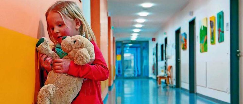 Viele Public-Value-Inhalte – wie die kontroverse Dokumentation „Elternschule“ – erreichen durch ihre späte Programmierung nur noch eine Minderheit der arbeitenden Bevölkerung. Ansonsten setzen ARD und ZDF nicht anders als die kommerziellen Sender auf Massentauglichkeit, kritisiert Thomas Dittrich vom Wirtschaftsrat der CDU. 